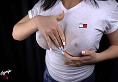 गीली टीशर्ट में बड़ी चुचियों वाली लड़की का लंड चूसना गरम