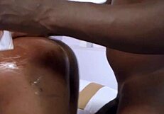 अफ्रीकी चूत बड़े काले लंड पर डॉगी स्टाइल दो बार चढ़ी