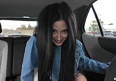 वैनेसा मैरी बीबीसी पर सवार हुई जबकि उसका आदमी करीब से देख रहा था