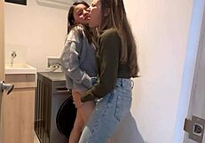 esto es algo extraño me gustan los besos de la esposa de mi hermanastro soy una perra