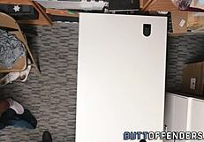 गे शॉपलिफ्टर को स्टोर में बड़ा लंड पकड़े जाने के बाद फेशियल मिला