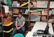 गे शॉपलिफ्टर को स्टोर में बड़ा लंड पकड़े जाने के बाद फेशियल मिला