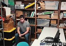 गे शॉपलिफ्टर को स्टोर में बड़ा लंड पकड़े जाने के बाद फेशियल मिला