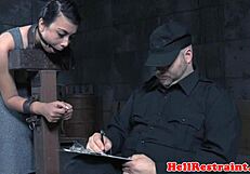 बंधी सबमिसिव को स्ट्रिक्ट मेलडॉम मास्टर जोर से कोड़े मारता देखकर मज़ा आ गया