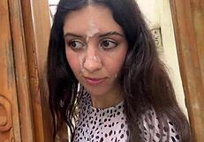 मैंने अपनी बेबीसिटर को डिल्डो के साथ कैच किया और वाइफ के अवे होने पर उसे स्क्रू कर दिया