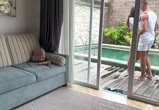 मैंने अपनी बेबीसिटर को डिल्डो के साथ कैच किया और वाइफ के अवे होने पर उसे स्क्रू कर दिया