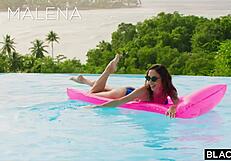 गॉर्जस ब्रूनेट हॉटवाइफ मेलिना दो बड़े ब्लैक लंड से डबल पेनेट्रेशन के लिए झुकती है, और अंत में मुँह में कुम आता है।