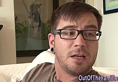 रियल एमेच्योर यंग वूमेन सजेस्टिवली एनल असफकिंग और कमशॉट के लिए राइड करती है