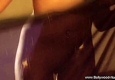 Brunette Indian Babe Poses Nude In Bollywood Style