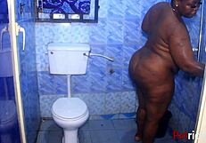 बीबीडब्ल्यू पैट्रिशिया सॉफ्टकाइंड के साथ क्विक शॉवर मजा करती है, वाइड स्प्रेड