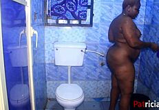 बीबीडब्ल्यू पैट्रिशिया सॉफ्टकाइंड के साथ क्विक शॉवर मजा करती है, वाइड स्प्रेड