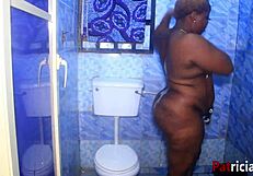 बीबीडब्ल्यू पैट्रिशिया सॉफ्टकाइंड के साथ क्विक शॉवर मजा करती है, वाइड स्प्रेड