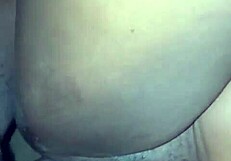 क्रिसमस में कर्वी फिगर गिफ्ट के लिए झुकती है