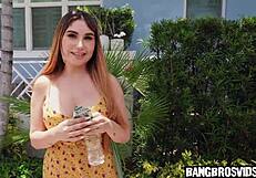 उसकी बड़ी छातियाँ सार्वजनिक खुले में उसे पागल कर देती हैं