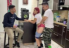 Bailando reggaeton con la novia de mi amigo y le froto mi polla en su culo al frente de el para excitarla ntr historia netorare