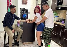 Bailando reggaeton con la novia de mi amigo y le froto mi polla en su culo al frente de el para excitarla ntr historia netorare