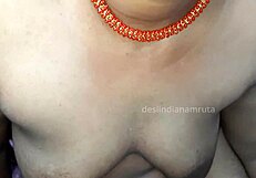 इंडियन देसी क्यूट केयरटेकर मालिक को ब्लोजॉब और कमशॉट देती है