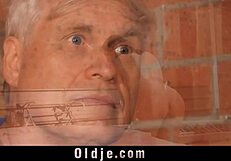 बूढ़ा घटिया आदमी रूसी मैसी नाता की टाइट छेद को ड्रिल करता है