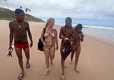 fui na praia de nudismo com gostosas gravando putaria total