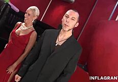 दोस्त की गांड को जंगली गैंगबैंग में टॉय से खेला गया