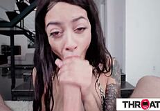 क्यूट इंकड ब्रूनेट मसिव लंड हैंडल करती है स्लॉपी लार से