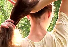 निकोल शेव्ड चूत नंगी होकर नेचर गले लगाती है