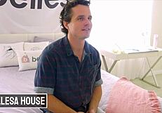 ड्यूड ने बेडरूम में इटालियन बेब वेलेंटीना नप्पी को ठोका, उसकी गर्म चूत में झड़ गया