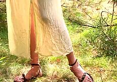 निकोल शेव्ड चूत नंगी होकर नेचर गले लगाती है