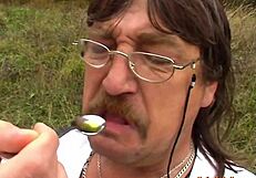 यंग लेडीज को पुराने गुस्सैल मर्द सार्वजनिक जगहों पर जोर से लेते हैं