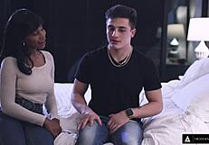 बबल बट 18+ जवान लड़की ने बीएफएफ से स्वैप करके हार्ड राइड की