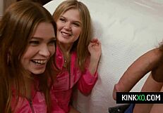 अरे, देखो कोको लवलॉक और मेजी मायर्स अपने सौतेले भाई का लंड चूस रही हैं... मदद के लिए चुदवा लिया!