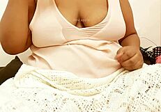 एशियन इंडियन असम आंटी, उन बड़े बूब्स को मेरे लिए ग्रैब करने के लिए तैयार?