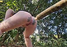 मैंने जंगल में अपनी छोटी चूत को फैलाया ताकि मोटा लंड डाल सकूं