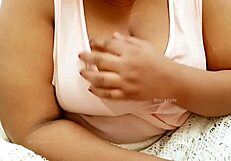 एशियन इंडियन असम आंटी, उन बड़े बूब्स को मेरे लिए ग्रैब करने के लिए तैयार?