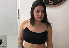 Calificándole la polla a mi vecino pov en español