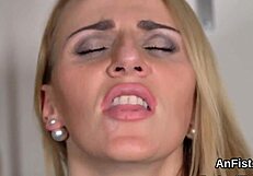 किंकी लेस्बो किटन्स ने चौड़ा फैलाया और एनल होल में गहरा फिस्टिंग