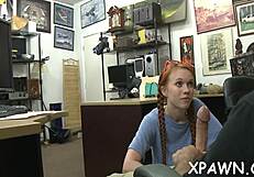 नॉन-प्रोफेशनल हमें हार्डकोर चूसने और चोदने के स्किल्स दिखाता है