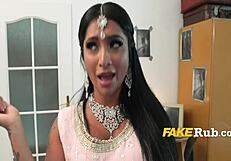 बस्टि इंडियन जिन्नी डॉर्म रोलप्ले में प्लेफुल ट्विस्ट के साथ विश ग्रांट करती है