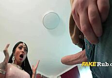 बस्टि इंडियन जिन्नी डॉर्म रोलप्ले में प्लेफुल ट्विस्ट के साथ विश ग्रांट करती है