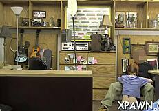 नॉन-प्रोफेशनल हमें हार्डकोर चूसने और चोदने के स्किल्स दिखाता है