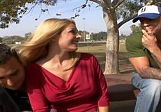 एंजेला एटिसन अपनी चुदाई में मस्त, जबकि ककोल्ड पति देखता रहता है