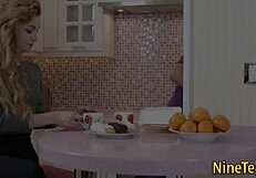 सपाट जवान गोरी बड़े लंड का माल हार्डकोर में निगलती