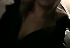 पब्लिक रेस्टरूम में एनल और ब्लोजॉब पार्किंग गैरेज में