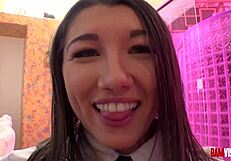 वाह, पेटाइट माया वूल्फ ने चुदाई से पहले टाइट चूत को उंगली किया! 😜