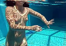 जेसिका ने अपनी सेक्सी अंडरवाटर वाइब से प्रोड्यूसर का ध्यान खींचा!