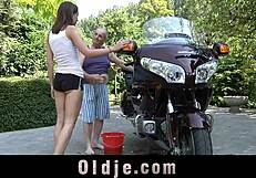 वाह, 70 साल का बूढ़ा जवान 18+ लड़की को डॉगी में पेल रहा! शानदार जोड़ी!