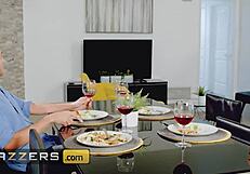 जेमी मिशेल ने वन्ना बार्डोट को थ्रीसम के लिए ट्रिक किया, डीपथ्रोट मज़ा