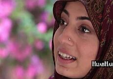 मुस्लिम वुमन हिजाब में हर ब्लैक नेबर से फन के लिए मिलती है