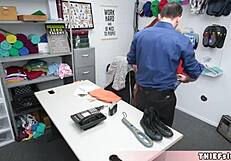 लाल बालों वाली जवान लड़की 18+ मॉल कॉप के लिए झुक गई