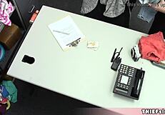 लाल बालों वाली जवान लड़की 18+ मॉल कॉप के लिए झुक गई